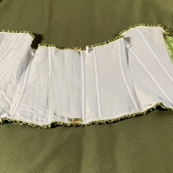 New beautiful bustier w/ matching thong. Approx. 13.5, expands approx. 4 in. - Picture 4 of 10